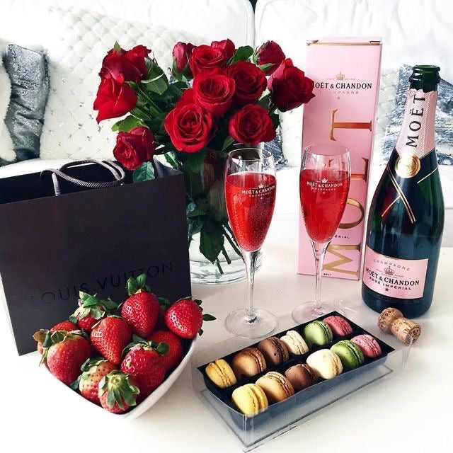 Combo: Roses, champagne, strawberry and macarons.